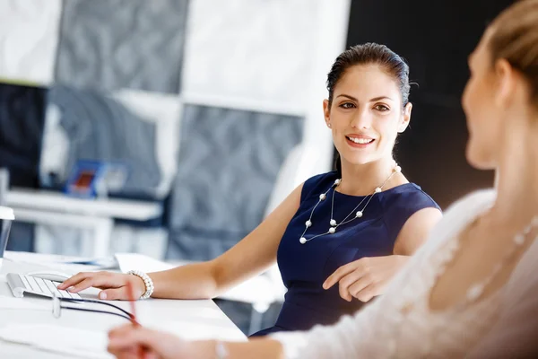 Two female colleagues in office — Stock Photo, Image