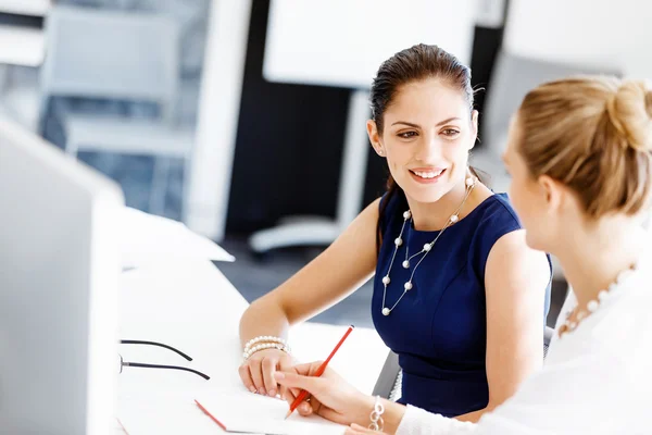 Two female colleagues in office — Stock Photo, Image