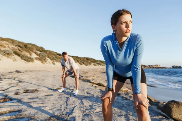 Pareja joven en el entrenamiento de playa juntos —  Fotos de Stock