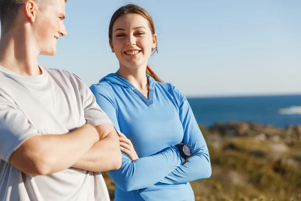 Pareja joven en el entrenamiento de playa juntos — Foto de Stock