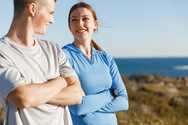 Jeune couple sur la plage d'entraînement ensemble — Photo