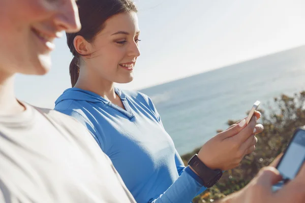 Jeune couple avec smartphones en plein air — Photo