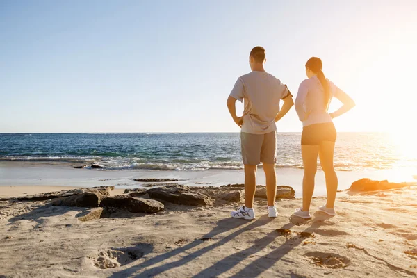 Ungt par på stranden utbildning tillsammans — Stockfoto