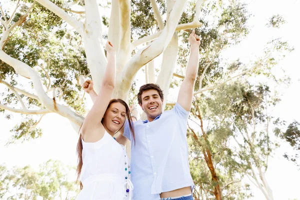 Jovem casal no parque comemorando — Fotografia de Stock