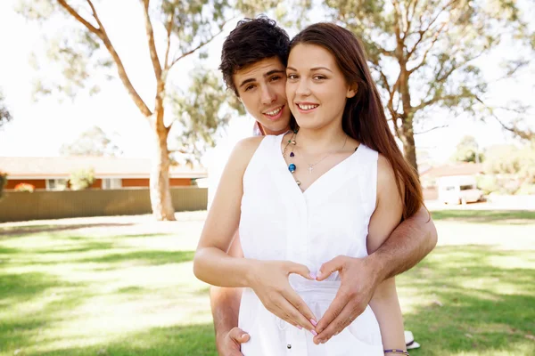 Jovem casal no parque — Fotografia de Stock