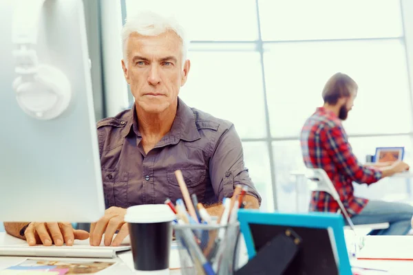 Hombre de negocios guapo en el cargo — Foto de Stock