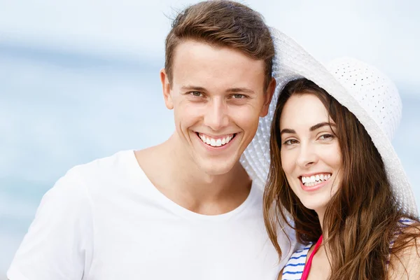 Romantische jonge paar op het strand — Stockfoto