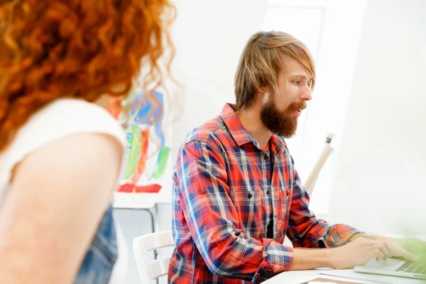 Zwei Mitarbeiter arbeiten zusammen — Stockfoto