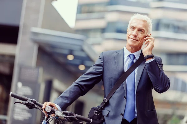 Úspěšný podnikatel na kole s mobilním telefonem — Stock fotografie