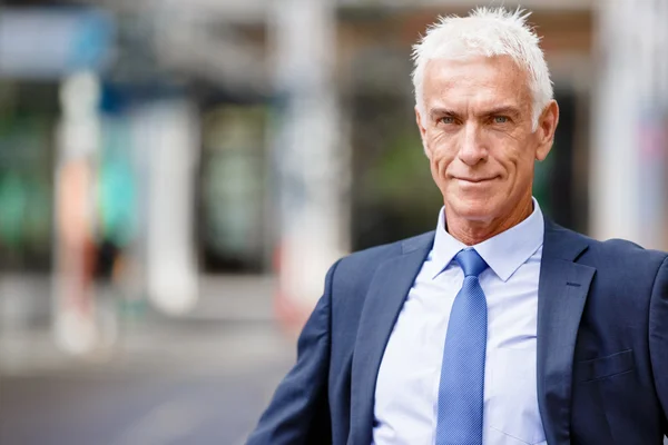 Retrato de empresario confiado al aire libre — Foto de Stock