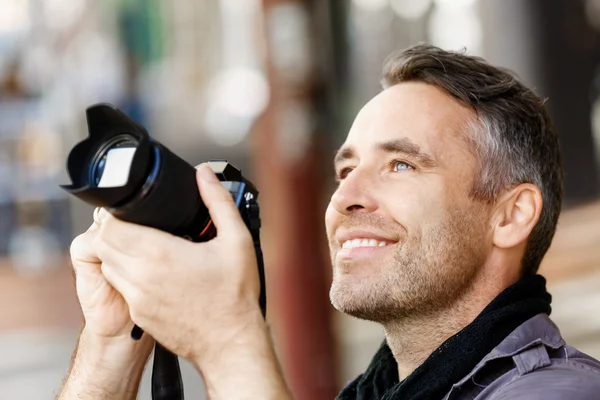 Fotografo maschio che scatta foto — Foto Stock