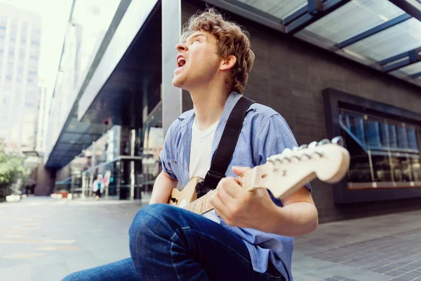 Junge Musikerin mit Gitarre in der Stadt — Stockfoto