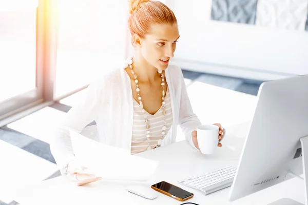 Attractive office worker sitting at desk — Stock Photo, Image