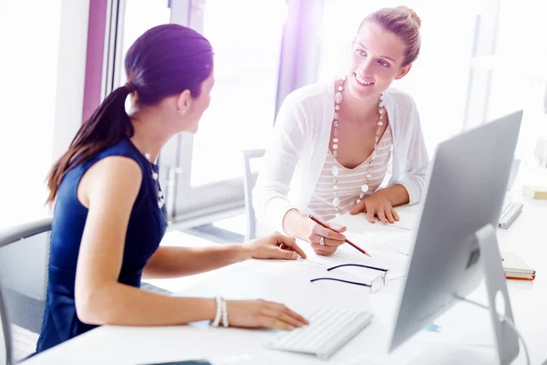 Twee vrouwelijke collega 's in functie — Stockfoto