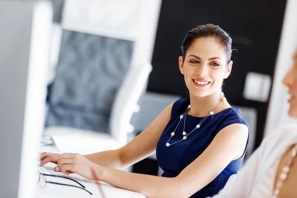 Attraktive Büroangestellte am Schreibtisch — Stockfoto