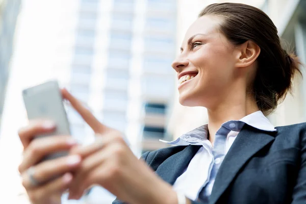 Retrato de mujer de negocios sonriendo al aire libre — Foto de Stock