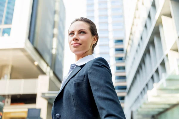 Portrait of business woman smiling outdoor — Stock Photo, Image