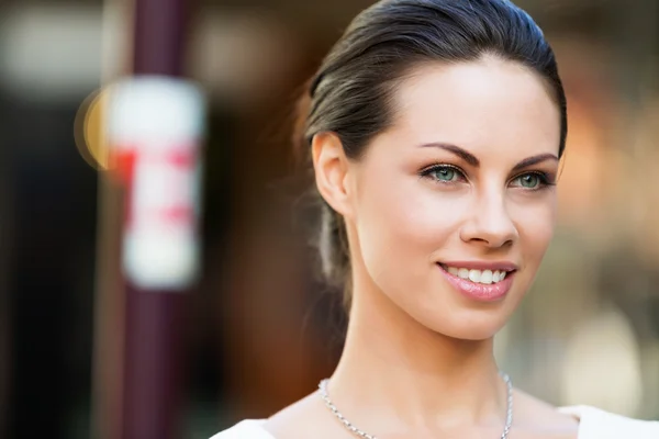 Portrait de femme d'affaires souriant en plein air — Photo