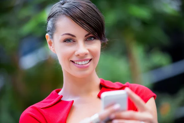 Portrait of businesswoman with mobile phone — Stock Photo, Image