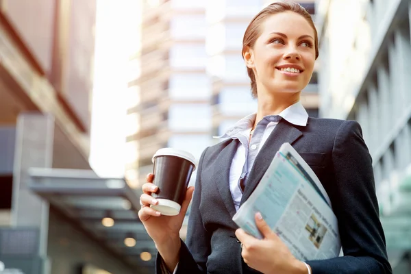 Portret van zakenvrouw wandelen en glimlachen buiten — Stockfoto