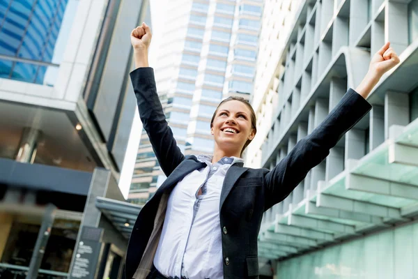 Portrait de femme d'affaires souriant en plein air — Photo