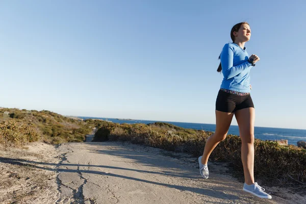 Sport corridore jogging sulla spiaggia di lavoro fuori — Foto Stock