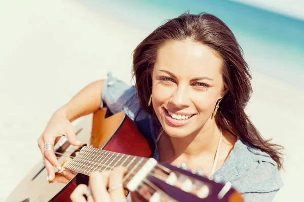 Krásná mladá žena hraje na kytaru na pláži — Stock fotografie