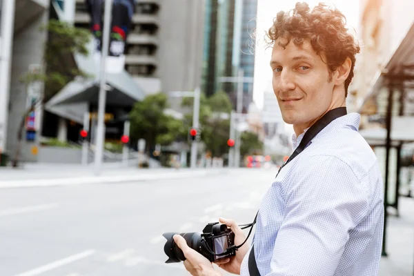 Fotografo maschio che scatta foto — Foto Stock