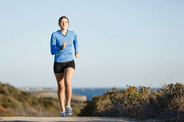 Sport runner joggen op strand uit te werken — Stockfoto