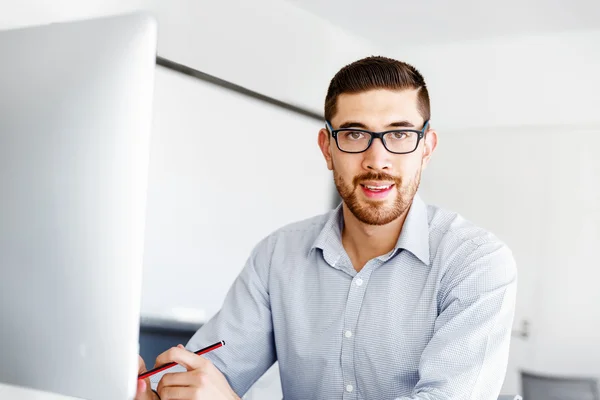 Trabalhador masculino no escritório sentado na mesa — Fotografia de Stock