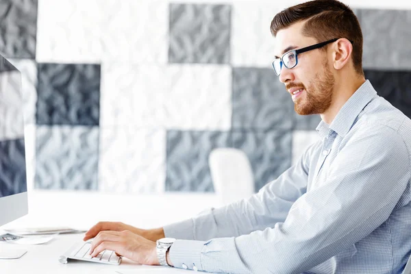 Trabalhador masculino no escritório sentado na mesa — Fotografia de Stock