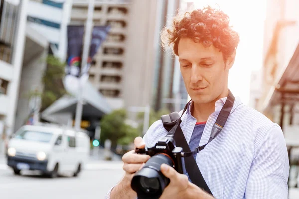 Fotógrafo masculino tomando fotos — Foto de Stock