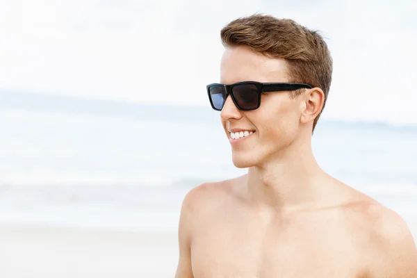 Beau homme posant à la plage — Photo