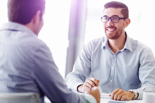 Attraktive Büroangestellte am Schreibtisch — Stockfoto