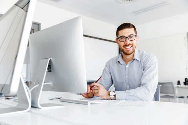 Trabalhador masculino no escritório sentado na mesa — Fotografia de Stock