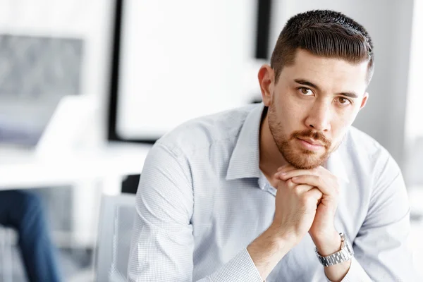 Aantrekkelijke kantoormedewerker aan het bureau — Stockfoto