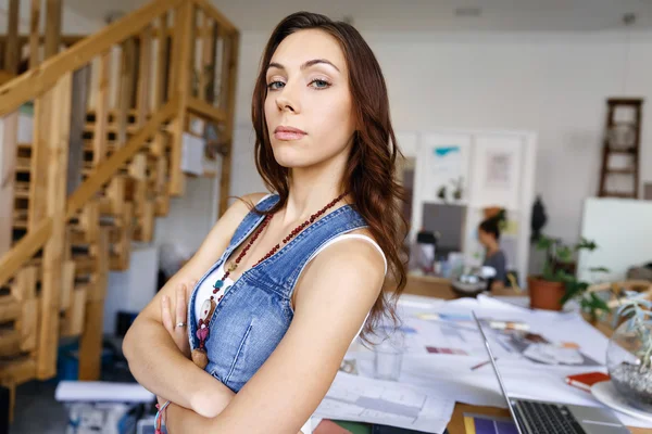 Fiatal nő áll a kreatív iroda — Stock Fotó