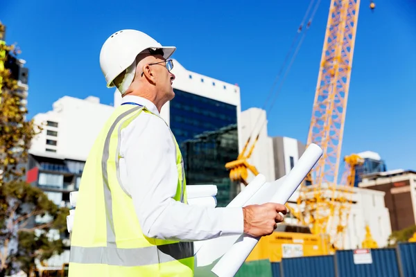 Ingénieur constructeur sur le chantier de construction — Photo