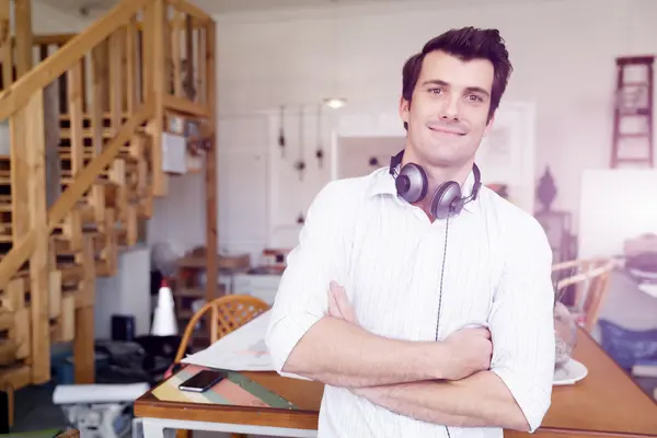 Retrato de jovem vestindo casual no escritório — Fotografia de Stock