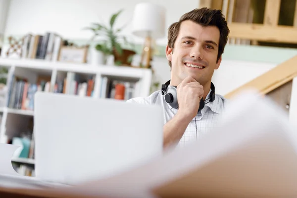 Young businessman in office — Stock Photo, Image