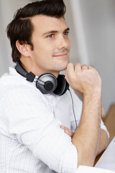 Hombre joven con auriculares — Foto de Stock