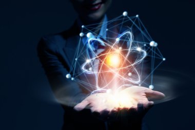 Atom molekül kadın elinde