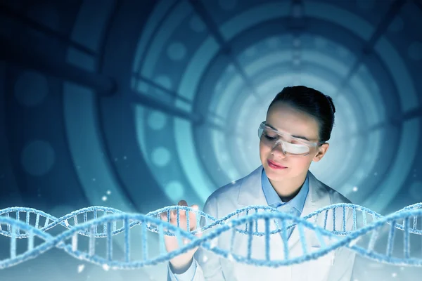Vrouw wetenschap technoloog in laboratorium — Stockfoto