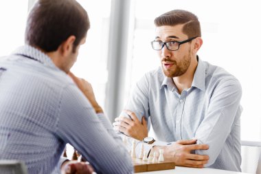 İki genç adam satranç portresi