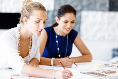 Ofiste iki bayan meslektaşım var.