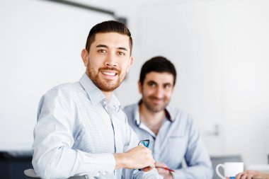 Modern ofisteki iş adamları