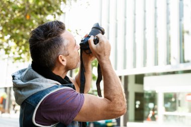 Erkek fotoğrafçı alarak resim
