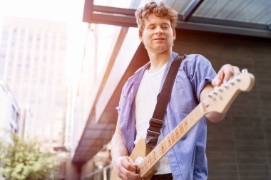 Gitar City ile genç müzisyen