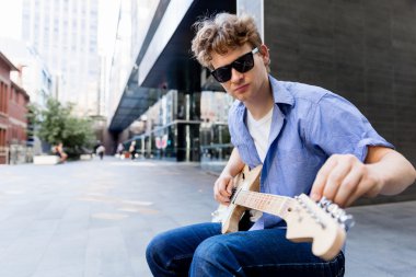 Gitar City ile genç müzisyen