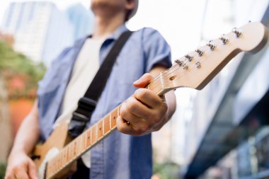 Gitar City ile genç müzisyen